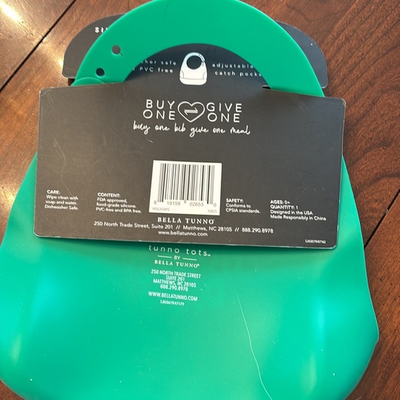 Adorable Christmas outfit 24 months with bonus silicone holiday bin - Picture 7 of 7